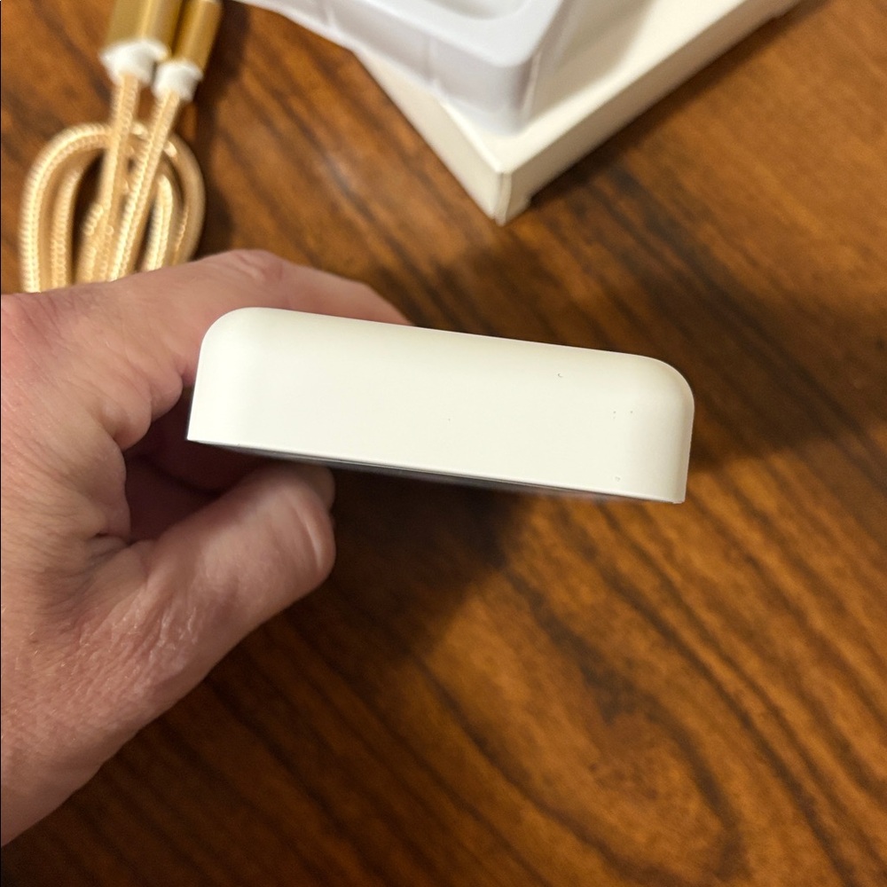 Magnetic Wireless Power Bank 10,000mAh Lightning to USB A - Picture 7 of 12